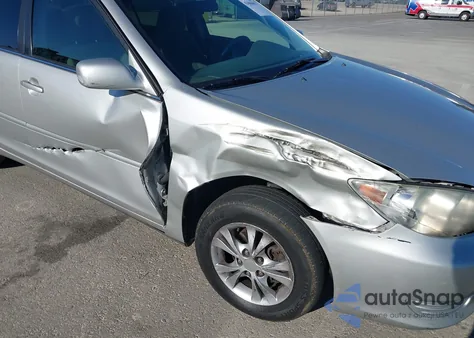 2005 Toyota Camry Le V6 z USA, uszkodzony, nr VIN 4T1BF32K55U599321